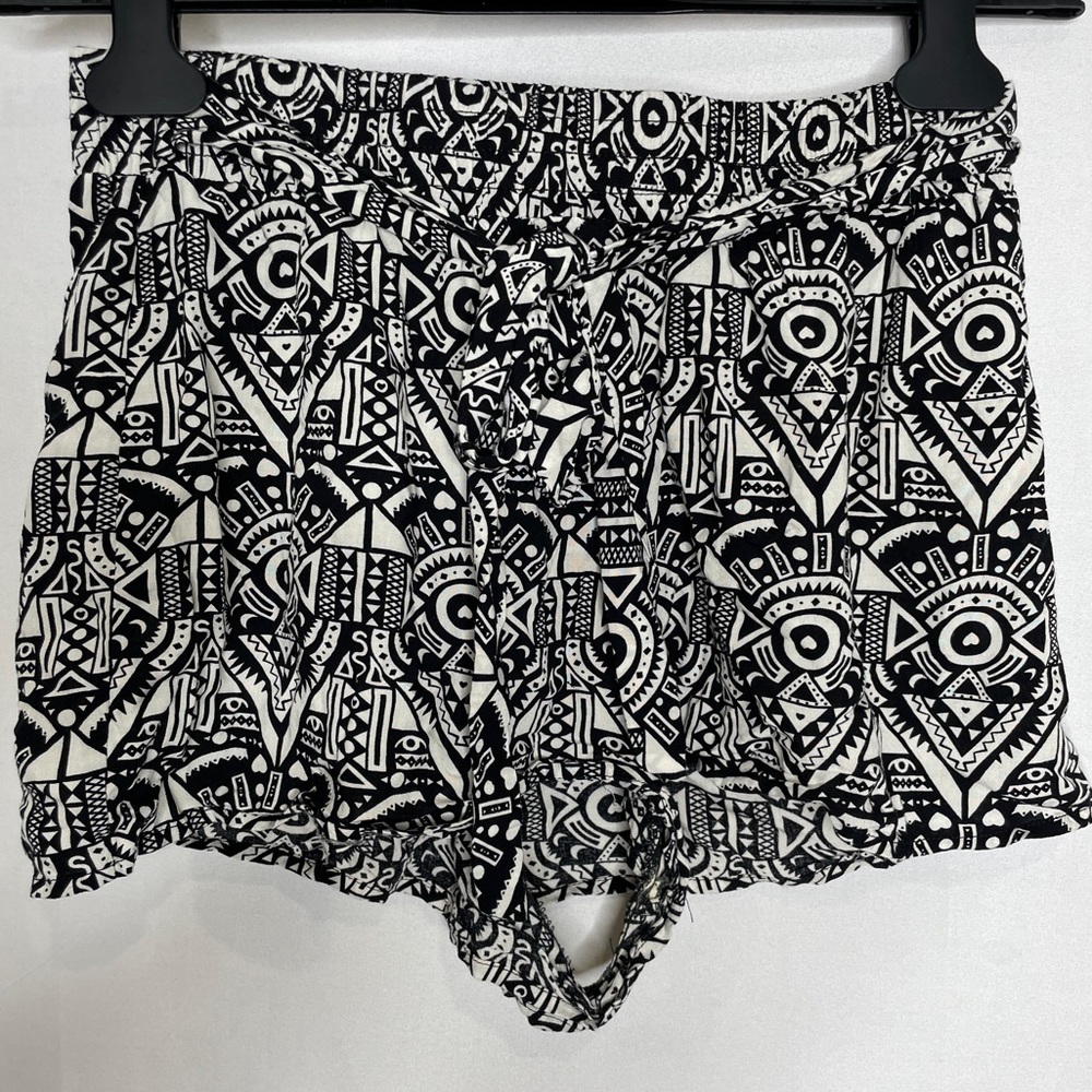 Sans Souci flowy lightweight black & white shorts